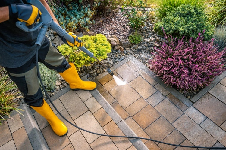 Expert is cleaning with pressure washer after removing rust.